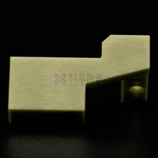 在工業(yè)行業(yè)中，科眾陶瓷廠是一家生產(chǎn)氧化鋯氧化鋁陶瓷零件廠家，在加工工藝上有特殊的優(yōu)勢(shì)存在，今天給大家介紹一種加工成型工藝，陶瓷注塑加工。